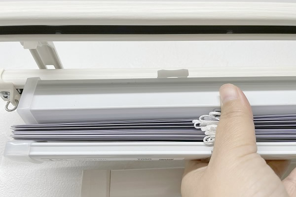 カーテンレールにブラインドを取り付ける