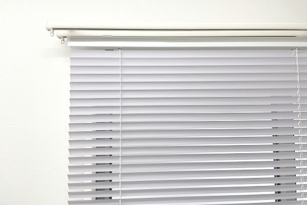 カーテンレールにブラインドを取り付けた完成写真