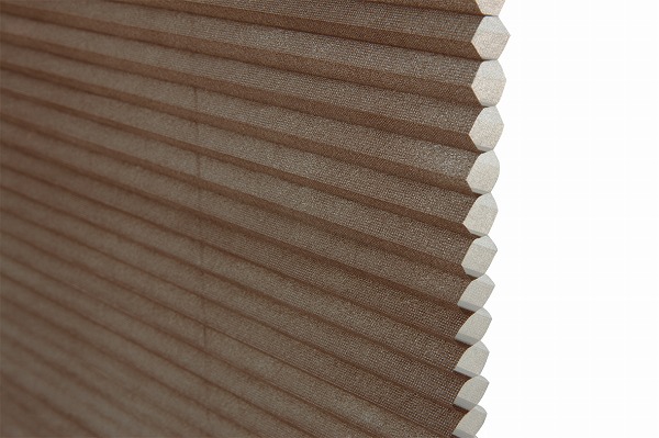 ハニカムスクリーンのハチの巣構造のアップ