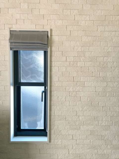 玄関 スリット窓 目隠し シェード