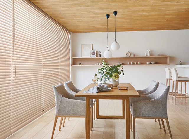 リビングにウッドブラインド ジャパンディ