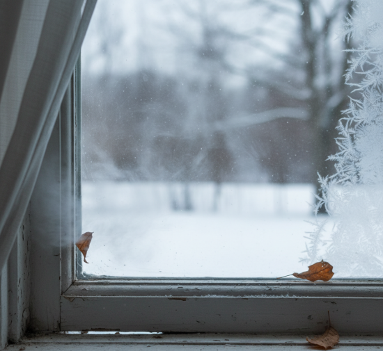 すき間風を感じる窓風景