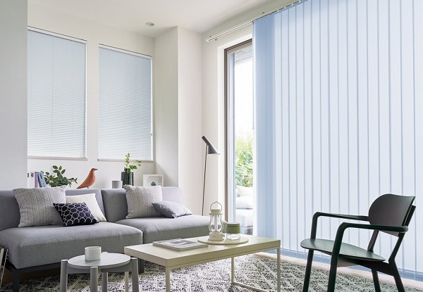 リビングに正面付けのバーチカルブラインド