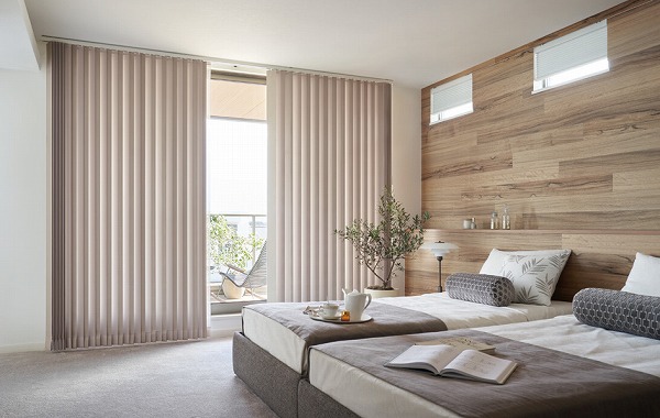 寝室に天井付けのバーチカルブラインド
