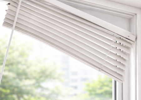 ブラインドが傾いて落ちかけている様子