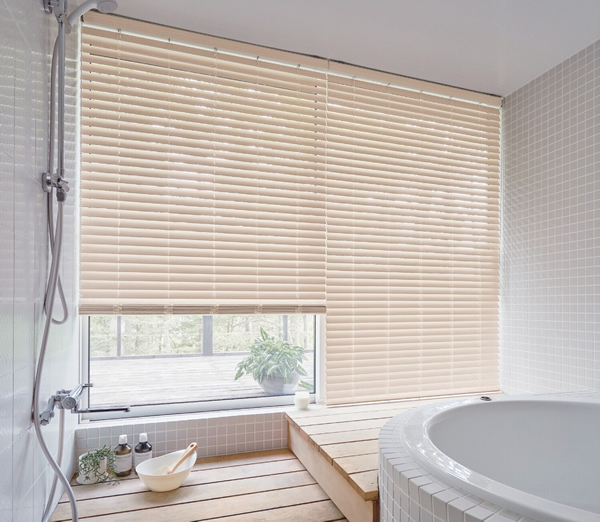 浴室に木調の樹脂製ブラインド
