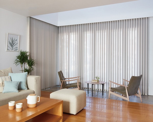 リビングのコーナー窓に縦型ブラインド