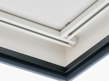 ラインドレープ コーナー窓仕様 レール部分のアップ